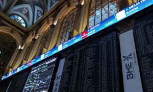 Vista del interior de la Bolsa de Madrid este lunes. La bolsa española ha subido hoy el 0,52 % y ha rozado el nivel de 7.800 puntos animada por el avance de las plazas internacionales y de parte de los grandes valores, según datos del mercado.