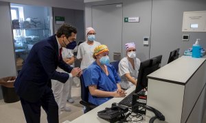 El presidente de la Junta, Juanma Moreno, junto al personal sanitario del nuevo Hospital de Emergencia Covid-19, construido en el antiguo Hospital Militar Vigil de Quiñones en Sevilla, que ha entrado hoy en funcionamiento.