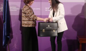 La vicepresidenta primera, Carmen Calvo, entrega la cartera de Igualdad a la nueva ministra, Irene Montero.