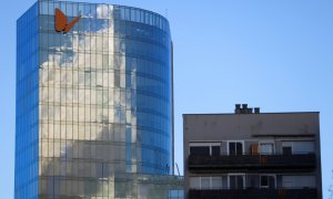 El logo de Naturgy en lo alto de su sede en Barcelona. REUTERS/Nacho Doce