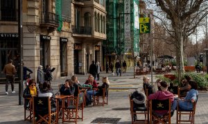 Aspecto de una terraza de un bar en el centro de Barcelona este viernes.