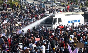 La Policía ha usado cañones de agua contra los manifestantes en la capital de Myanmar, Naipyidó.