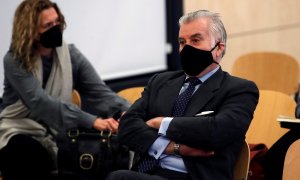 El extesorero del PP Luis Bárcenas sentado en el banquillo de los acusados durante la primera sesión del juicio por el pago de las obras de la sede del partido con la supuesta cja B, en la Audiencia Nacional en San Fernando de Henares. EFE/Juan Carlos Hid