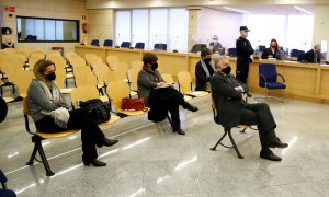 El extesorero del PP Luis Bárcenas sentado en el banquillo de los acusados durante la primera sesión del juicio por el pago de las obras de la sede del partido con la supuesta cja B, en la Audiencia Nacional en San Fernando de Henares. EFE/Juan Carlos Hid