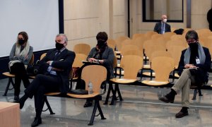 El extesorero del PP Luis Bárcenas sentado en el banquillo de los acusados durante la primera sesión del juicio por el pago de las obras de la sede del partido con la supuesta cja B, en la Audiencia Nacional en San Fernando de Henares. EFE/Juan Carlos Hid