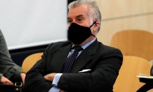 El extesorero del PP Luis Bárcenas sentado en el banquillo de los acusados durante la primera sesión del juicio por el pago de las obras de la sede del partido con la supuesta cja B, en la Audiencia Nacional en San Fernando de Henares. EFE/Juan Carlos Hid