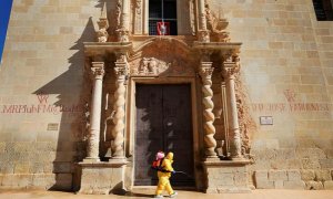 Operarios de una empresa contratada por el Ayuntamiento de Alicante desinfectan el monasterio de Santa Faz donde ha sido detectado un brote entre las monjas de clausura.