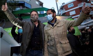 El líder de Vox, Santiago Abascal (i), visita L'Hospitalet de Llobregat durante la tarde del domingo junto al cabeza de lista del partido en las elecciones catalanas del 14F, Ignacio Garriga (d).