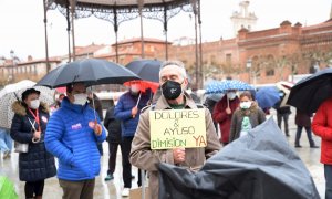 Varias personas protestan frente al consistorio en Alcalá de Henares donde se celebra, este martes, un pleno extraordinario con el único punto en el orden del día de exigir a la Comunidad de Madrid el cese de la gerente del Hospital Príncipe de Asturias,