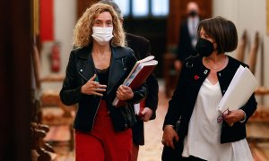 09/02/2021.- La presidenta del Congreso de los Diputados, Meritxell Batet, conversa con la diputada del PSOE Sofía Hernanz (d) mientras se dirigen a asistir a la reunión de la Mesa del Congreso, este martes, en el Congreso de los Diputados. EFE/ Mariscal