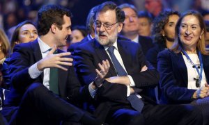 El expresidente Mariano Rajoy conversa con el actual líder popular, Pablo Casado, y la vicesecretaria Ana Pastor.