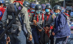 Imagen de la represión policial en las protestas de Myanmar