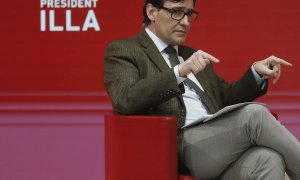 El candidato del PSC a la presidencia de la Generalitat, Salvador Illa, durante el dialogo sobre economía que ha mantenido este lunes en Barcelona con la vicepresidenta tercera del Gobierno, Nadia Calviño, en el marco de la campaña electoral de las elecci