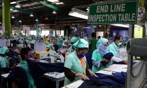 Un grupo de trabajadoras cose en una fábrica textil de Bangladesh.