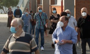 Varias personas hacen cola para votar en las elecciones autonómicas de Galicia en la población de Burela, en la comarca de A Mariña