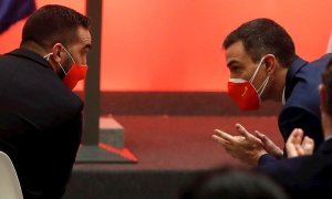 El presidente del Gobierno, Pedro Sánchez (d), conversa con el Alto Comisionado para la España Nación Emprendedora, Francisco Polo (i), durante la Presentación de la Estrategia España Nación Emprenededora, en el Palacio de la Moncloa. EFE/ J.j. Guillén