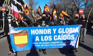 Personas asisten a una marcha neonazi en homenaje a los caídos de la División Azul, este sábado en Ciudad Lineal, Madrid.