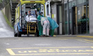 Un paciente ingresa por coronavirus en las urgencias del Hospital Montecelo de Pontevedra.