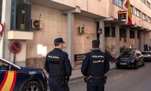 Policías montan guardia a las puertas de la comisaría de Linares, este domingo, un día después de los disturbios registrados que causaron daños materiales muy cuantiosos y que se saldó con 14 detenidos, dos de ellos menores, y 20 policías heridos, en pro