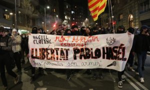 Una de les pancartes de la manifestació contra la detenció de Hasél a Barcelona.