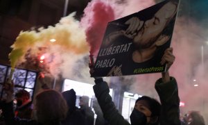 Un partidario del cantante de rap catalán Pablo Hasel sostiene un cartel durante una protesta contra su arresto