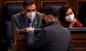 17/022021.- El presidente del Gobierno, Pedro Sánchez (i), y la vicepresidenta primera, Carmen Calvo (d), conversa con el portavoz de ERC Gabriel Rufián (c) durante una nueva sesión de control celebrada este miércoles en el Congreso de los Diputados en me