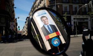 La fachada de la sede de la dirección nacional del PP con la cara de Pablo Casado en la calle Génova, Madrid.