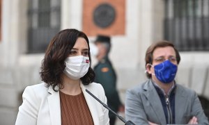 La presidenta de la Comunidad de Madrid, Isabel Díaz Ayuso (i), realiza declaraciones junto al alcalde de Madrid, José Luis Martínez-Almeida (d), este jueves, al recorrer la zona de la Puerta de Sol tras los disturbios de la noche del miércoles en una ma