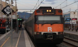 Un tren de l'R1 en direcció a l'Hospitalet de Llobregat.