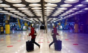 Un pasajero cruza una de las salas del Aeropuerto Adolfo Suárez Madrid-Barajas. EFE/Emilio Naranjo