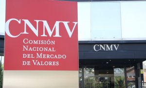 Cartel a la entrada del edificio de la Comisión Nacional del Mercado de Valores (CNMV) en Madrid. E.P./Marta Fernández