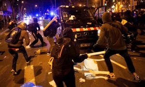 Varios manifestantes lanzan objetos a un vehículo de los cuerpos antidisturbios tras la manifestación de protesta por la detención del rapero Pablo Hasel este miércoles en Barcelona.