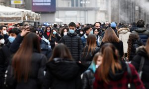 Varios transeúntes pasean por una calle de Milán