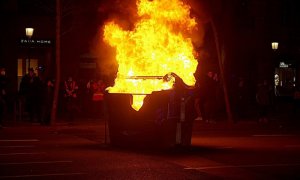 Contenedor ardiendo durante los disturbios por el encarcelamiento de Pablo Hasél en Barcelona.   FOTOMOVIMIENTO / FLICKR