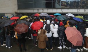 Concentració d'alumnes i exalumnes de l'Institut del Teatre a la porta del centre per denunciar els presumptes casos d'abús de poder i assetjament