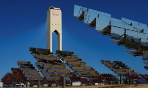 La torres y los paneles solares de la planta Solucar, de Abengoa, en la localidad de Sanlucar la Mayor, cerca de Sevilla. REUTERS/Marcelo del Pozo