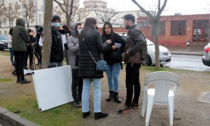 L'advocada de Pablo Hasel, Alejandra Matamoros, amb membres de la Plataforma que defensen la llibertat del raper, al davant de la presó de Ponent.