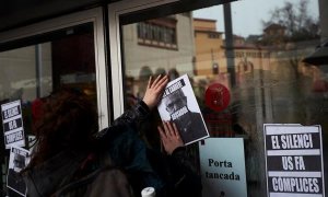 Manifestación frente al Institut del Teatre de Barcelona por el presunto acoso y abuso de poder a alumnas del centro.