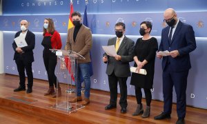 23/02/2021.- Los congresistas de ERC, Gabriel Rufián (3i), BNG, Néstor Rego (i), la CUP, Mireia Vehí (2i), EH Bildu, Mertxe Aizpurua (2d) y Junts Per Catalunya, Genis Boadella (d) y Jaume Alonso-Cuevillas (3d) durante la rueda de prensa para mostrar su re