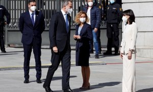 23/02/2021.- El rey Felipe VI (c), es recibido por el presidente del Gobierno, Pedro Sánchez (i), la presidenta del Congreso, Meritxell Batet (2d), y la presidenta del Senado, Pilar Llop (d) a su llegada a la ceremonia que se celebra, este martes, en el C