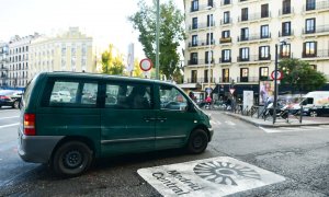 Una circula sobre el logotipo de Madrid Central, la zona de bajas emisiones diseñada por el anterior Gobierno de Manuela Carmena.