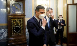 23/02/2021.- El rey Felipe VI (d) y el presidente del Gobierno, Pedro Sánchez (i) en el Salón de los pasos perdidos del Congreso de los Diputados este martes en el acto celebrado con motivo del 40 aniversario del 23F. EFE/Emilio Naranjo