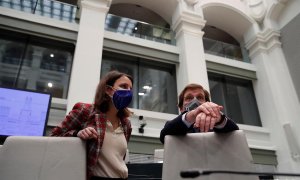 El alcalde de Madrid, José Luis Martínez Almeida, conversa con la delegada de Cultura, Andrea Levy, al inicio del pleno del Ayuntamiento celebrado este martes.