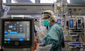 Una profesional sanitaria trabaja en la UCI del Hospital Vall d'Hebron de Barcelona.