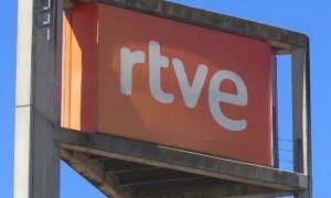 Logo de RTVE en el edificio de la corporación.