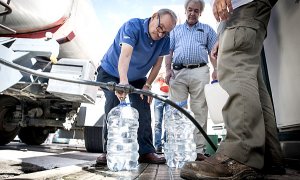 Varios del barrio de Loreto se abastecen de agua de camiones cisterna.