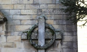 Cruz falangista en la iglesia parroquial de Vilagarcía de Arousa en honor a José Antonio Primo de Rivera.  -  Alba Tomé