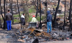 Dos días después de que 400 personas se quedasen sin nada por culpa de un incendio, los inmigrantes que perdieron sus chabolas en Palos de la Frontera (Huelva) intentan salir adelante, con la principal preocupación de recuperar su documentación y tener un