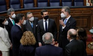 El presidente del Gobierno Pedro Sánchez y el líder del PP, Pablo Casado, junto al rey Felipe VI y otros miembros del Ejecutivo en el Congreso.