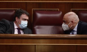 El portavoz parlamentario del PNV, Aitor Esteban, y el secretario general del Grupo Socialista en el Congreso, Rafael Simancas, durante una sesión de Control al Gobierno en el Congreso. E. Parra POOL / Europa Press